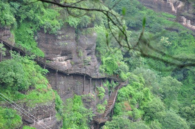 主要景點有劍門關關樓,烏道,一線天,天梯峽棧道,姜維墓,玻璃景觀平臺