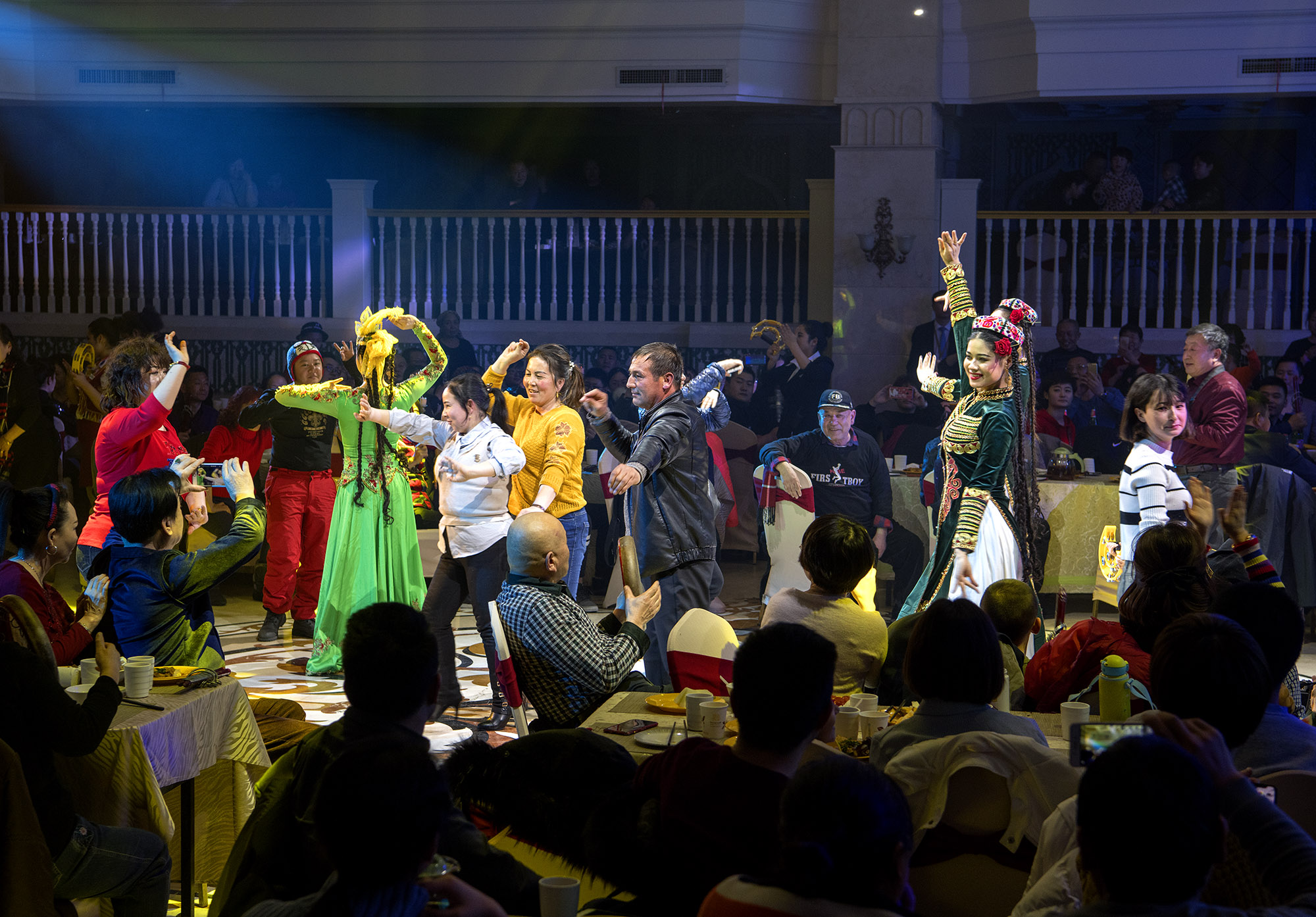 新疆国际大巴扎《丝绸之路 千年印象》歌舞与游客共享一场丝路狂欢