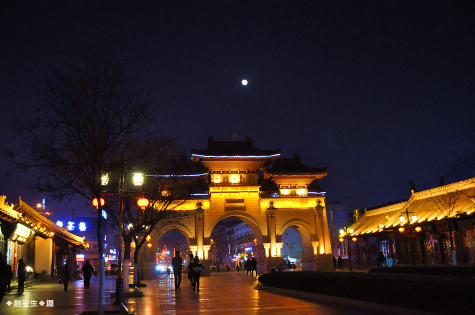 2019年2月21日(农历正月十七),甘肃省天水市伏羲庙上空出现一轮明月