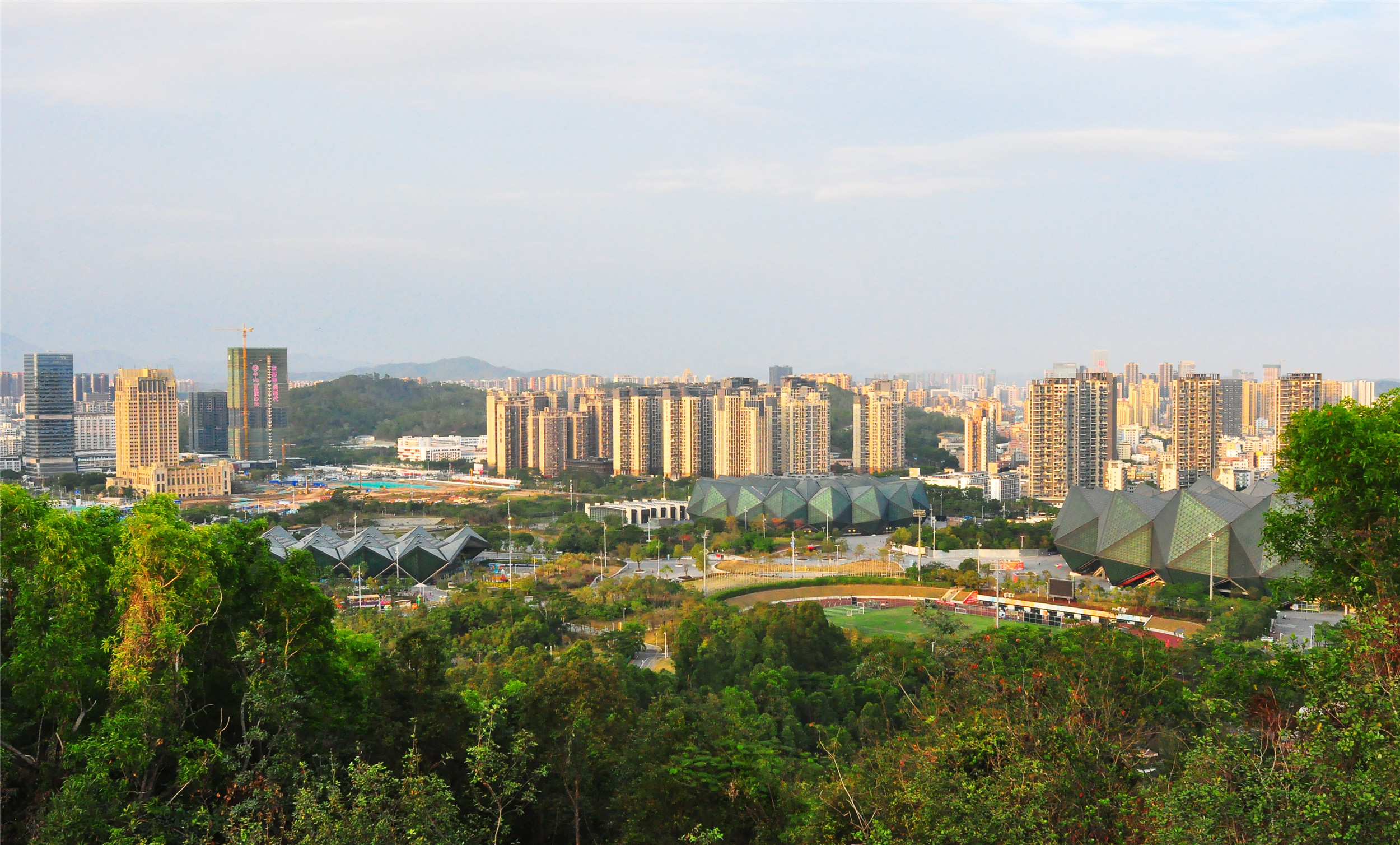 1 12 大运新城位于深圳市龙岗区龙岗中心城的西面,依托大运中心,未来