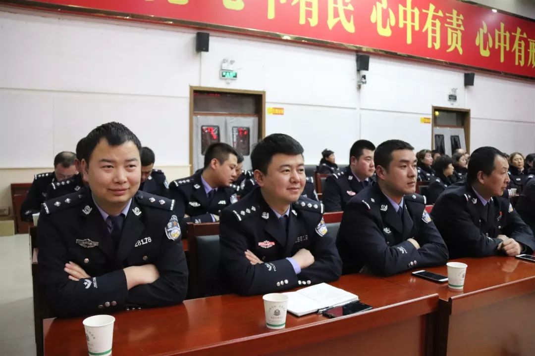 商州交警大队机关,车管所及各中队民警,辅警,协勤共计290人参加了会议