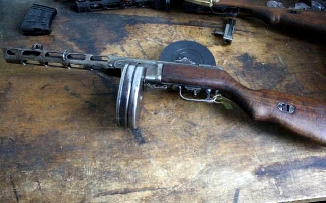 在二战战场上,波波沙冲锋枪与德国的mp38冲锋枪,美国的汤姆逊冲锋枪