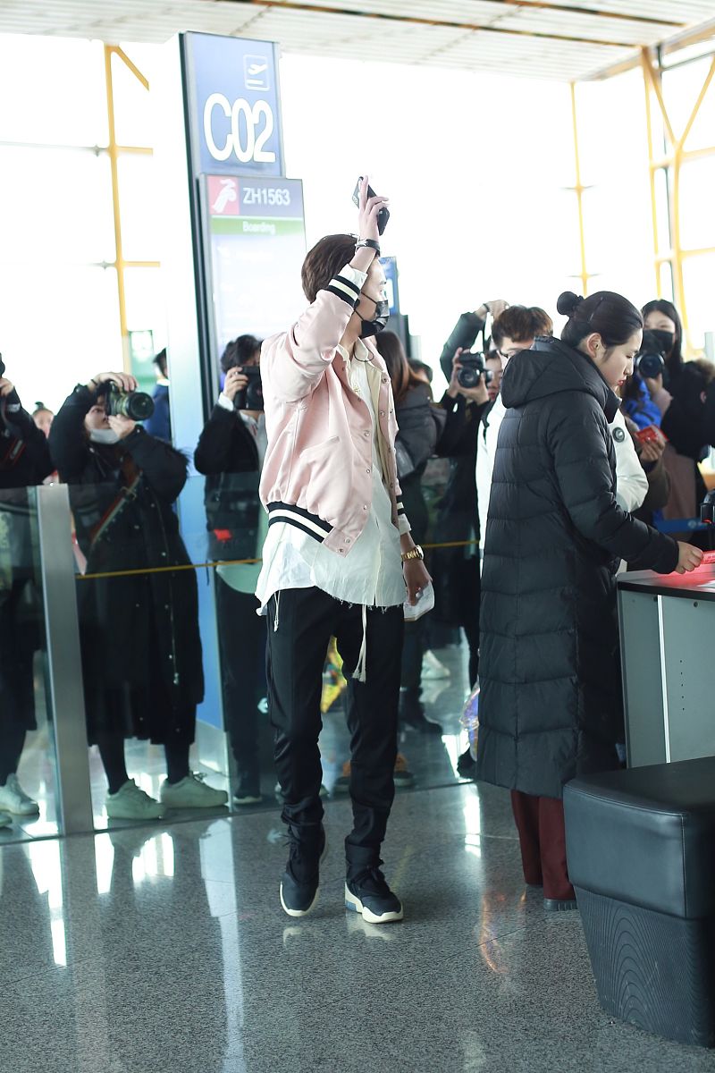 许凯穿粉色外套现身北京机场,演绎多层混搭潮男范