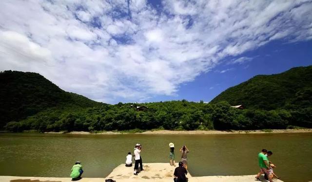 公園由碧峪,金龍山,桃花溝,黑河,百花,後峽等六大景區構成.