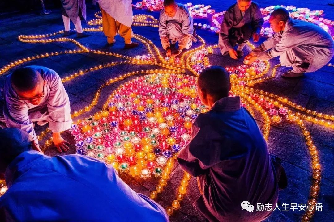 以灯喻法 灯灯相传形成一道光影流动的灯海与沿路"盛开"的各式佛灯交