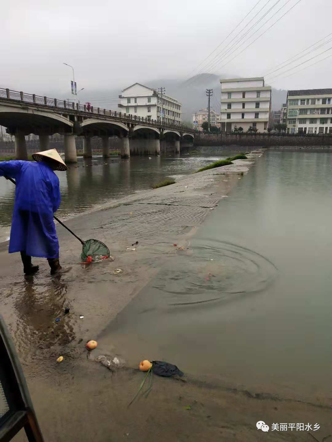 平阳山门镇连绵阴雨天治理不松懈