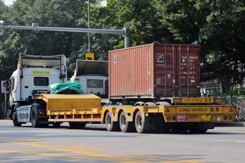 其實香港卡車駕駛員的待遇差距不會特別的大,貨櫃運輸雖然低一點但是