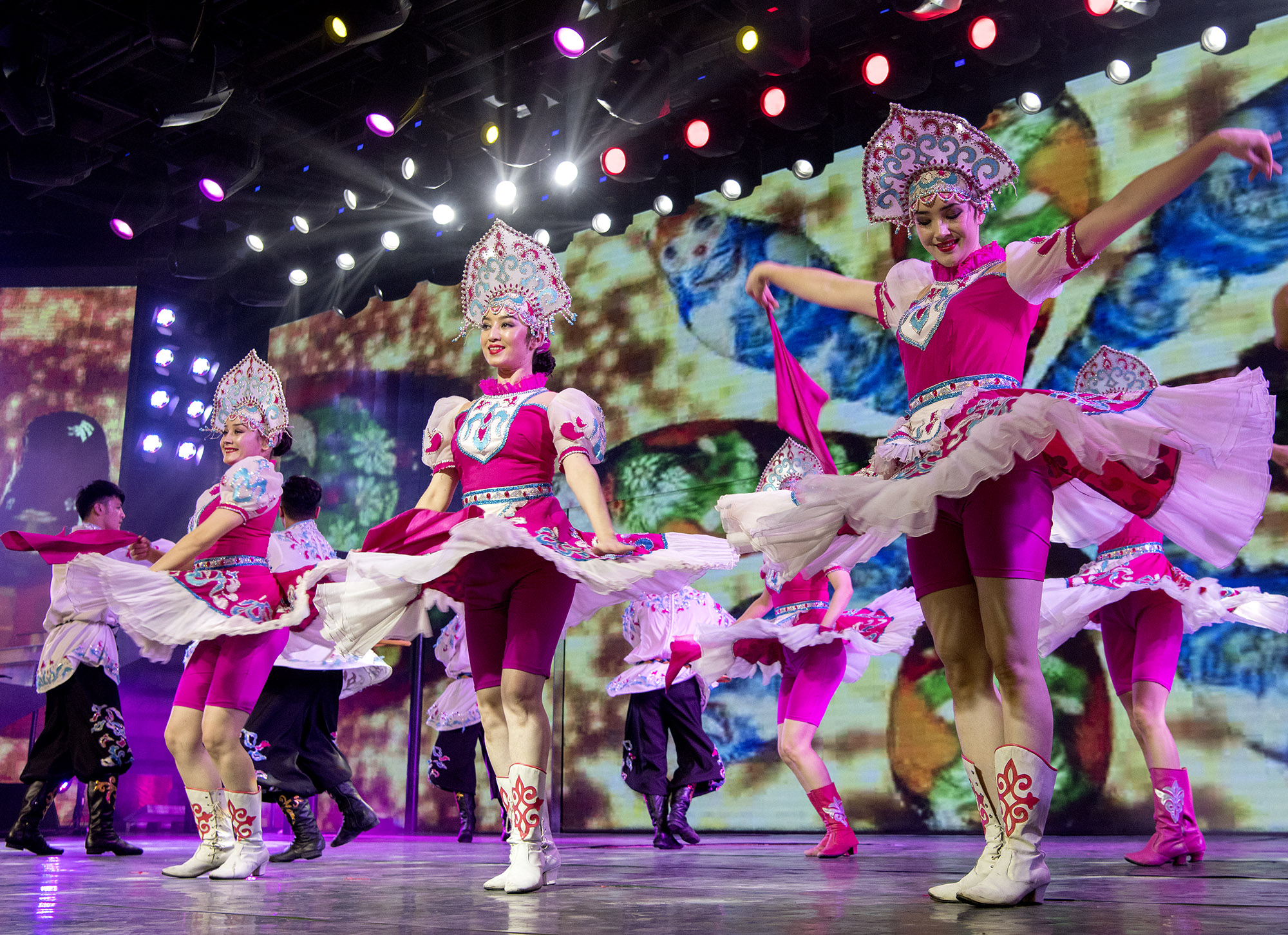 新疆国际大巴扎《丝绸之路 千年印象》歌舞与游客共享一场丝路狂欢