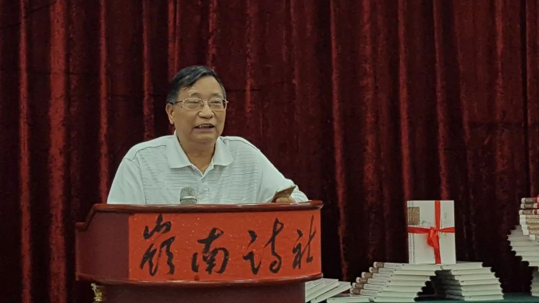 日丽风暄珠水蓝,岭南诗社社长张汉松首先讲话,对前来参加首发式的领导