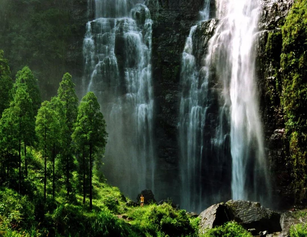 双塔山瀑布图片