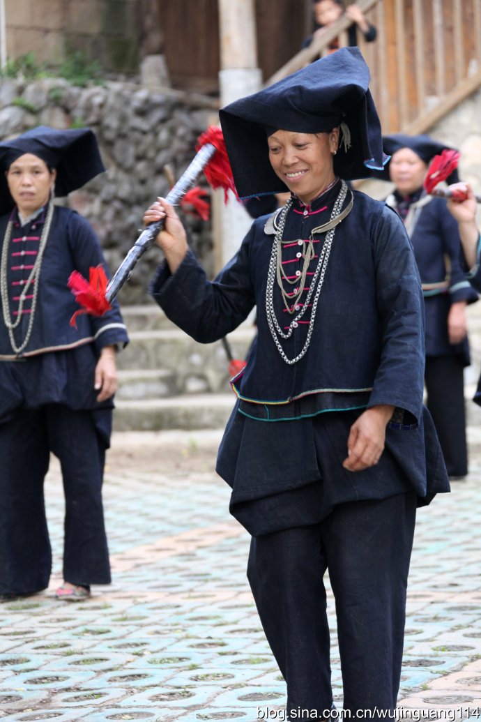 实拍:大山深处壮族黑衣女子也妩媚(图)