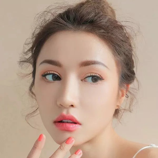 春季型女生更适合明媚吸睛的橙红色系唇色,在打造唇妆的时候,最好营造
