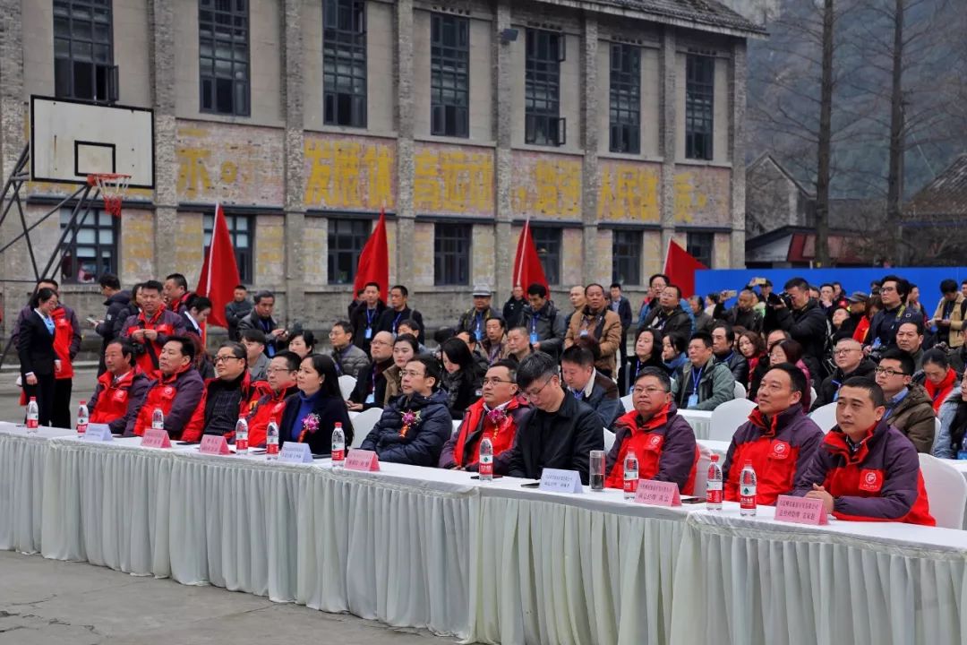 春风三十里让我们坐上开往春天的小火车