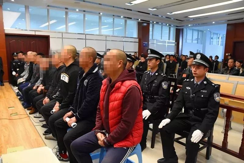 鹤庆县公开审理一起11人犯罪团伙涉恶案件