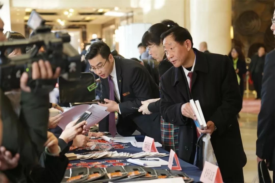 两会进行时 出席市十四届人大四次会议的代表今日报到