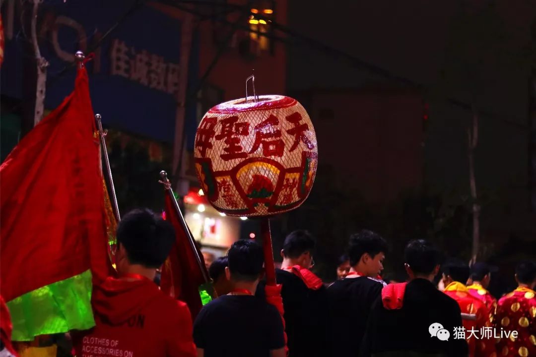 男女老少,徒步遊行,滿天煙花綻放,處處喜汽洋溢,一起來看一波現場圖!