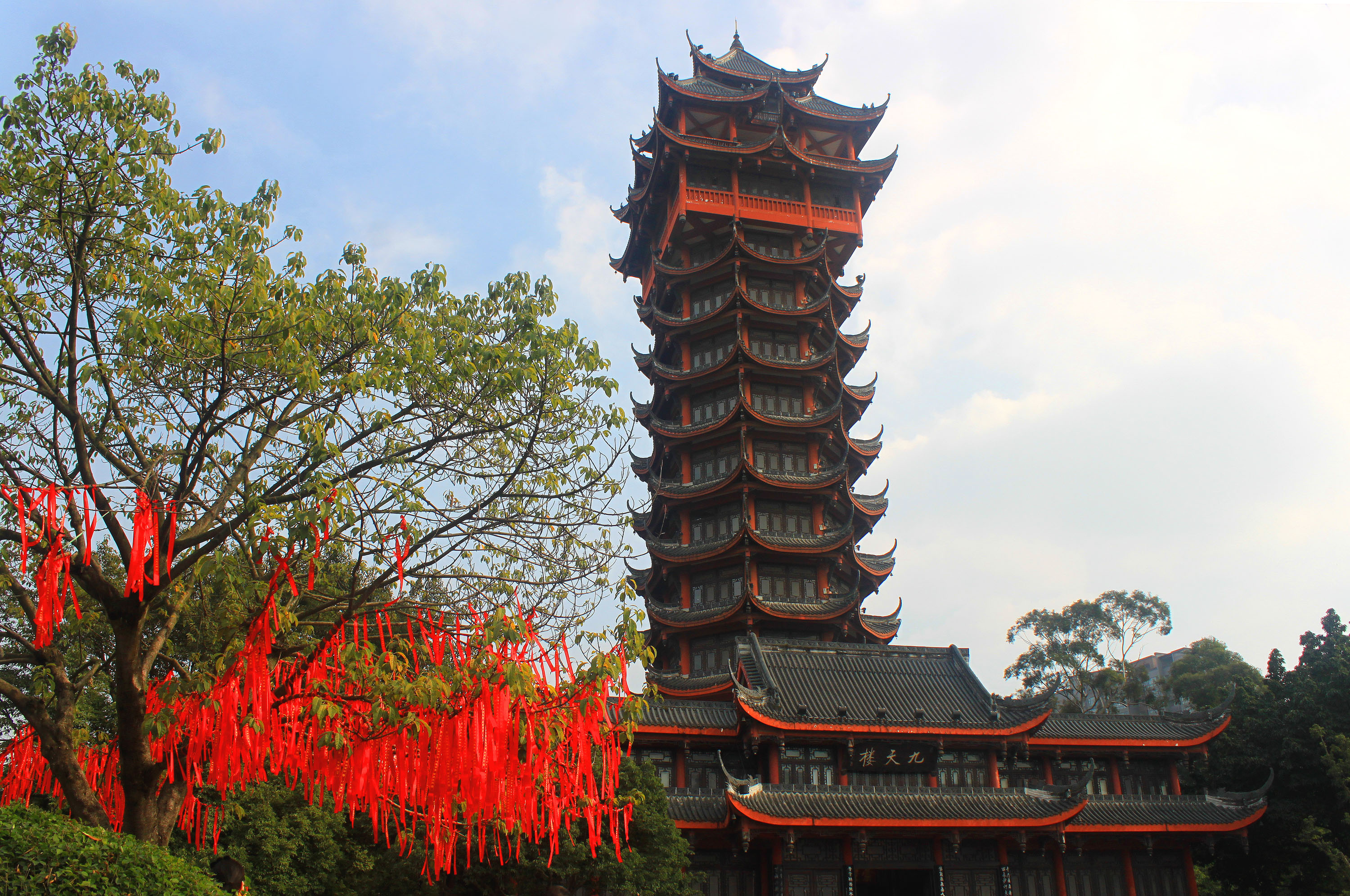 1/ 12 这是新春时节,成都塔子山公园内的廊桥的美景