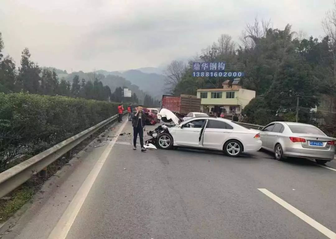 成雅高速车祸今天图片