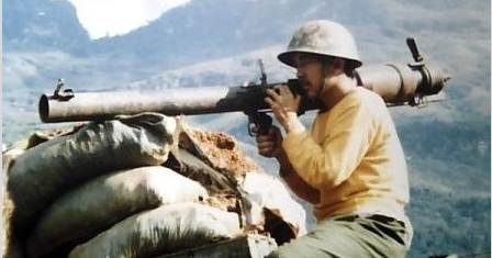 原創被越軍火焰噴射器壓制了怎麼辦?我軍戰鬥英雄用一箱手榴彈反殺