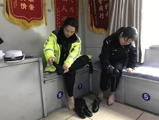 闻鞋子女警察图片