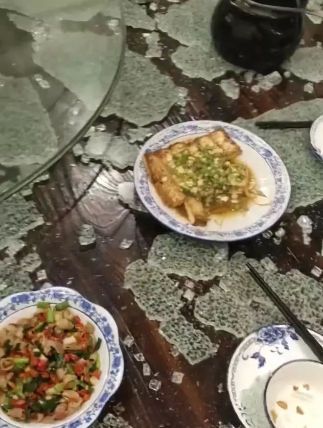 饭菜打翻在地上的图片图片