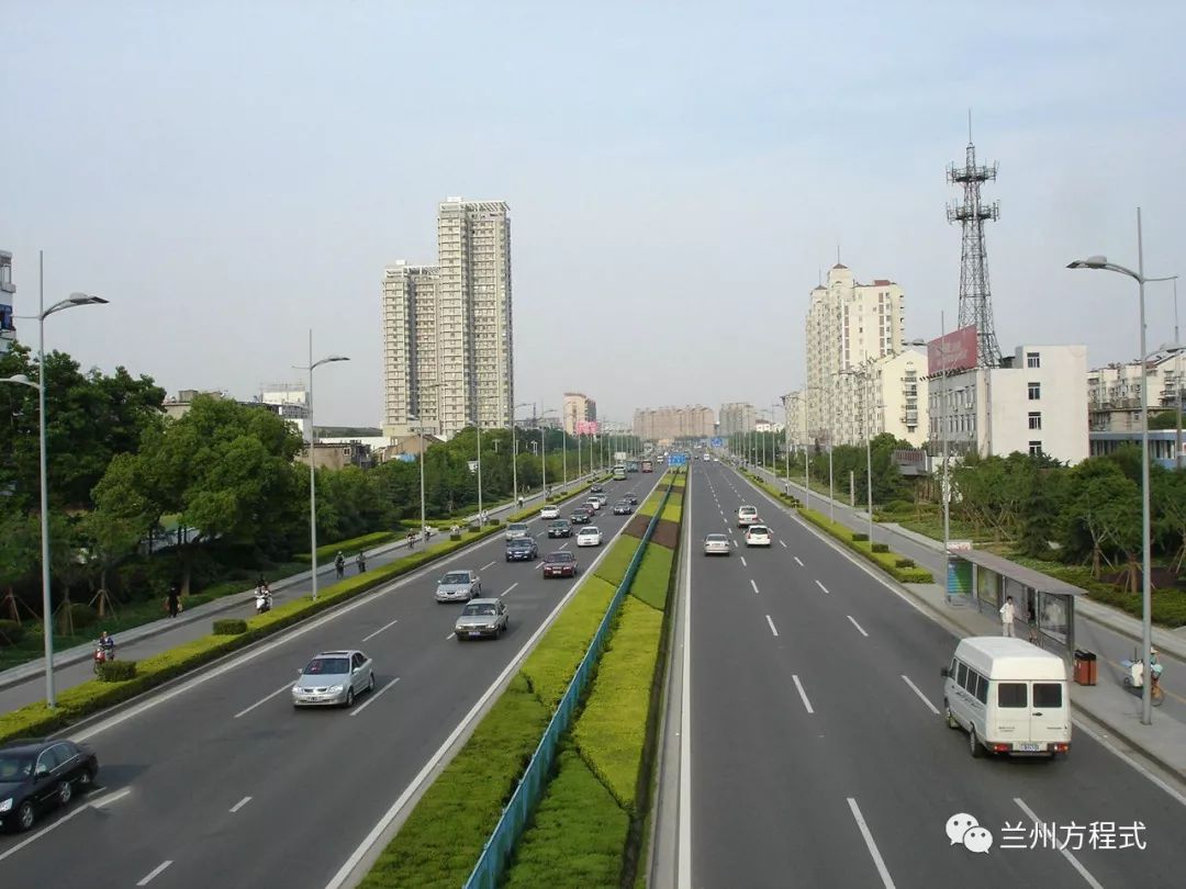 榆定路为榆中县的城市主干道,道路全长约7km,起点接县城环城西路兰州