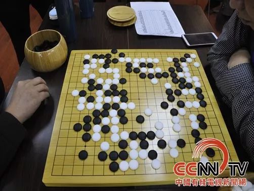 西宁市围棋协会主席吉海清致辞↑西宁市围棋协会主席吉海清说"首届"