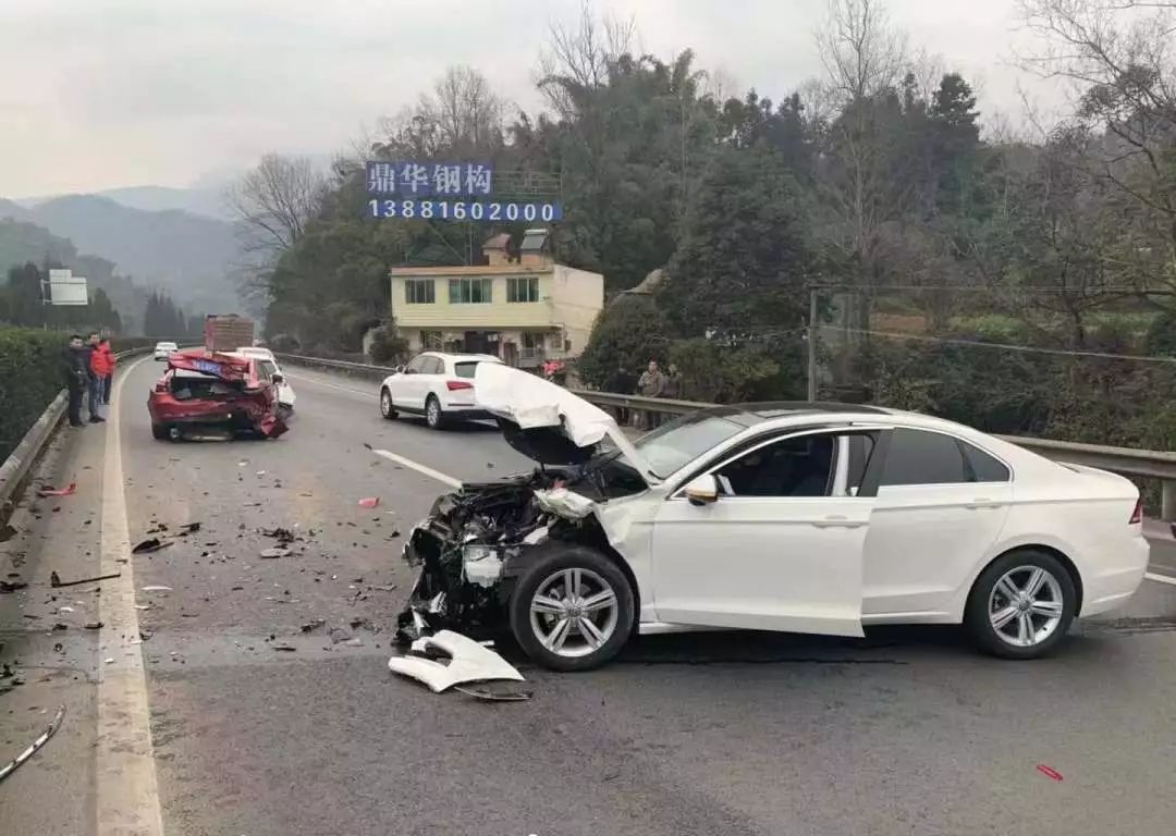 成雅高速车祸今天图片