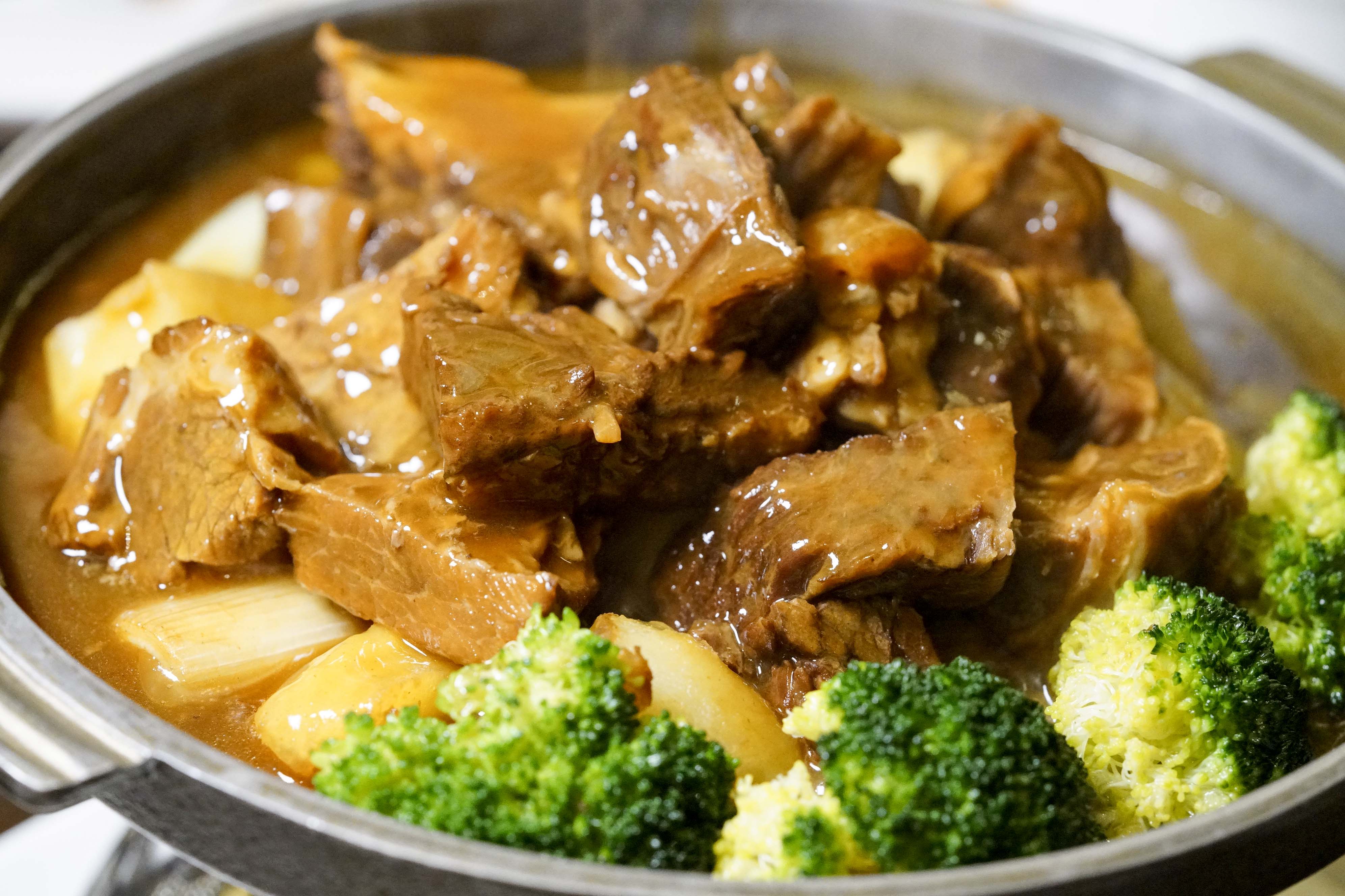 用闽南家常做法去做红焖牛排,用牛排同土豆一起焖煮许久,味道上牛排的