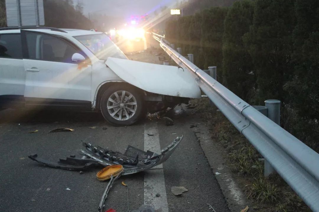 轿车撞护栏死亡图片