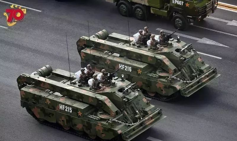 解放军阅兵式上的坦克抢救车