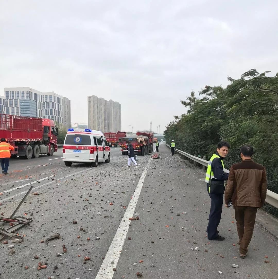 沈海高速厦门段突发车祸司机下车检查被撞飞当场身亡