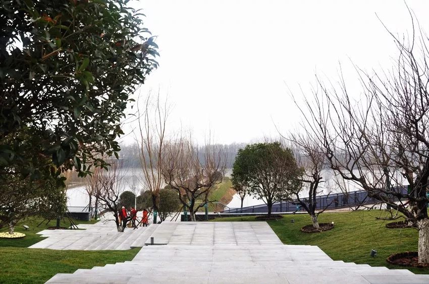 潢川沿河第一座公园对外开放,目前仍在建设中