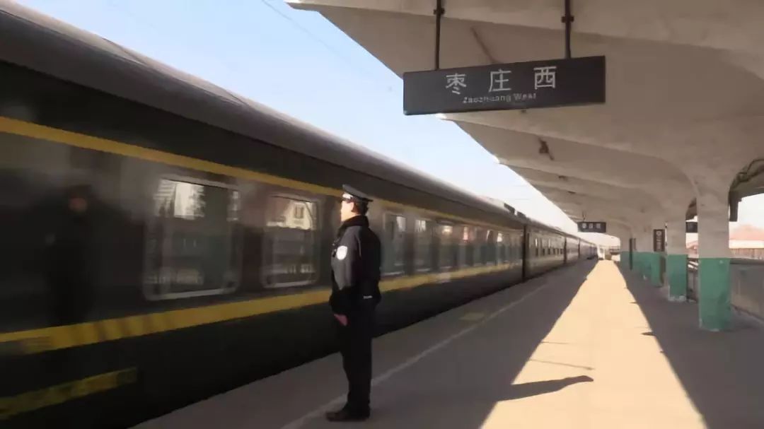 三男子大闹火车车厢,直到火车进了枣庄西站