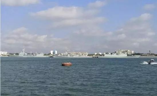 振奮人心!軍迷拍到湛江港數十艘軍艦齊聚,總噸位相當於一國海軍