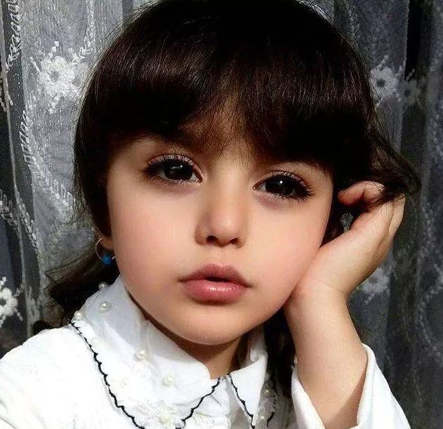 伊朗8岁女童被封全球最美女童 美到爸爸辞职当保镖!