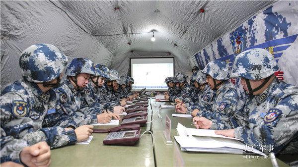 空軍某指揮所在冰天雪地開設野外指揮機構