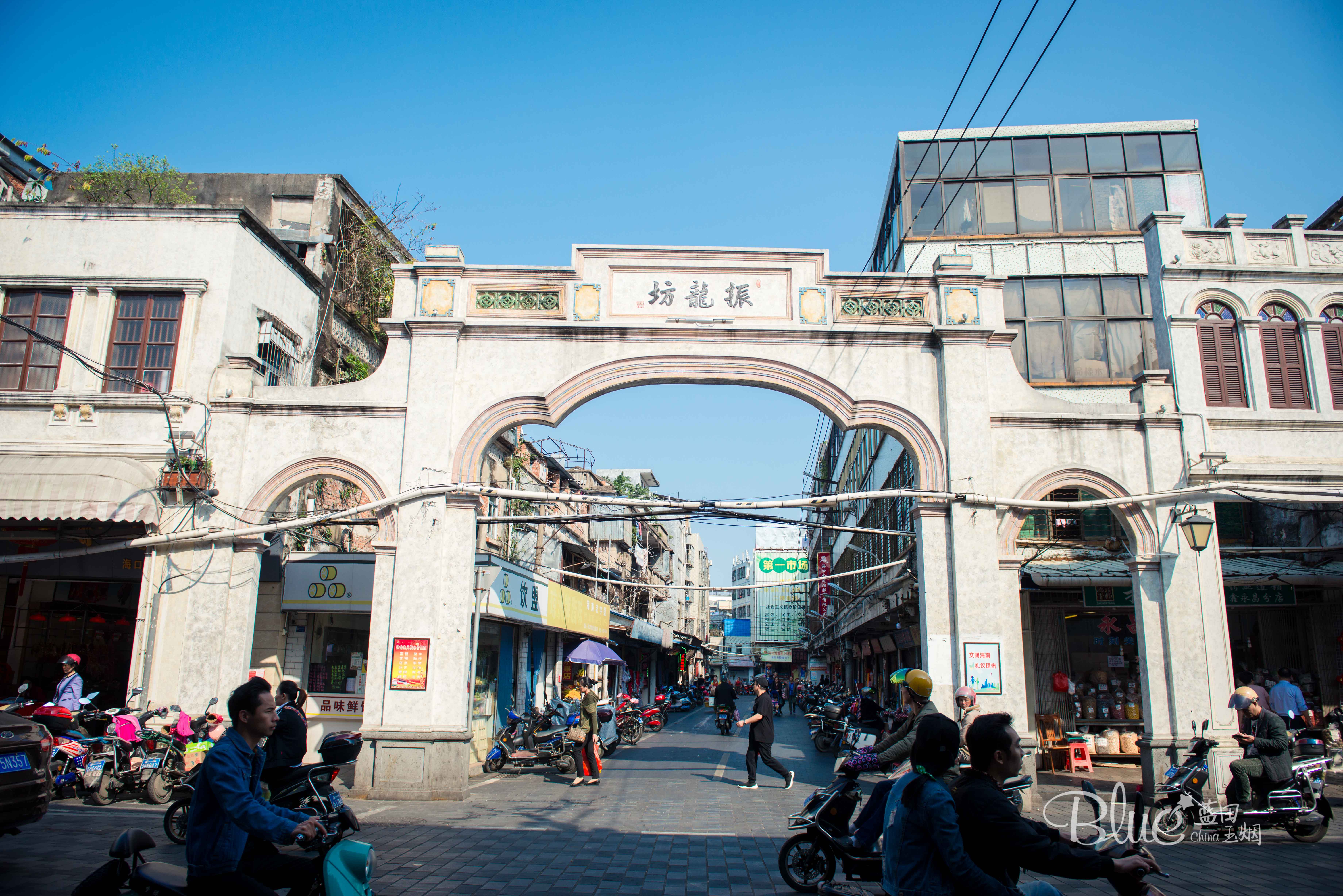 海口的骑楼老街不光只有历史建筑更有那些海南女子是道靓丽风景