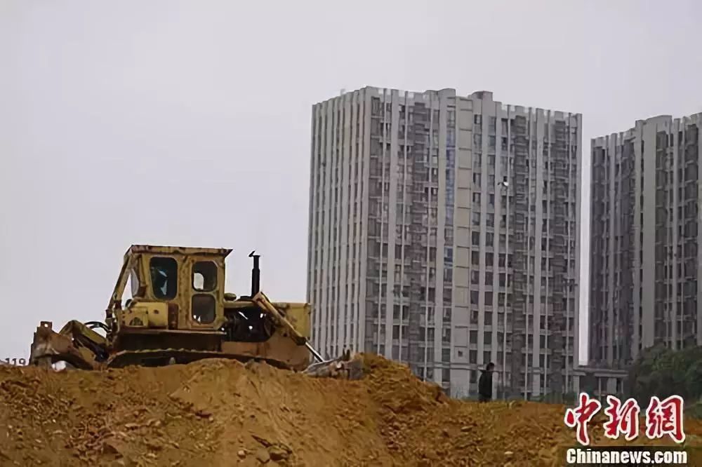 資料圖:湖南長沙一樓盤土地上,推土機正在作業.