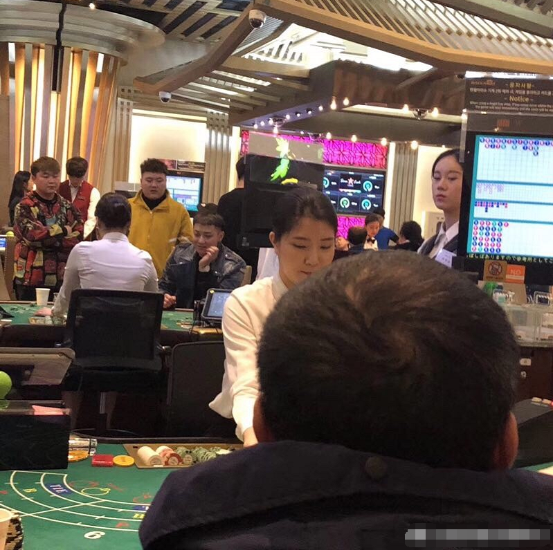 黄子韬韩国赌场玩牌被偶遇素颜现身未整理过的发型亮了