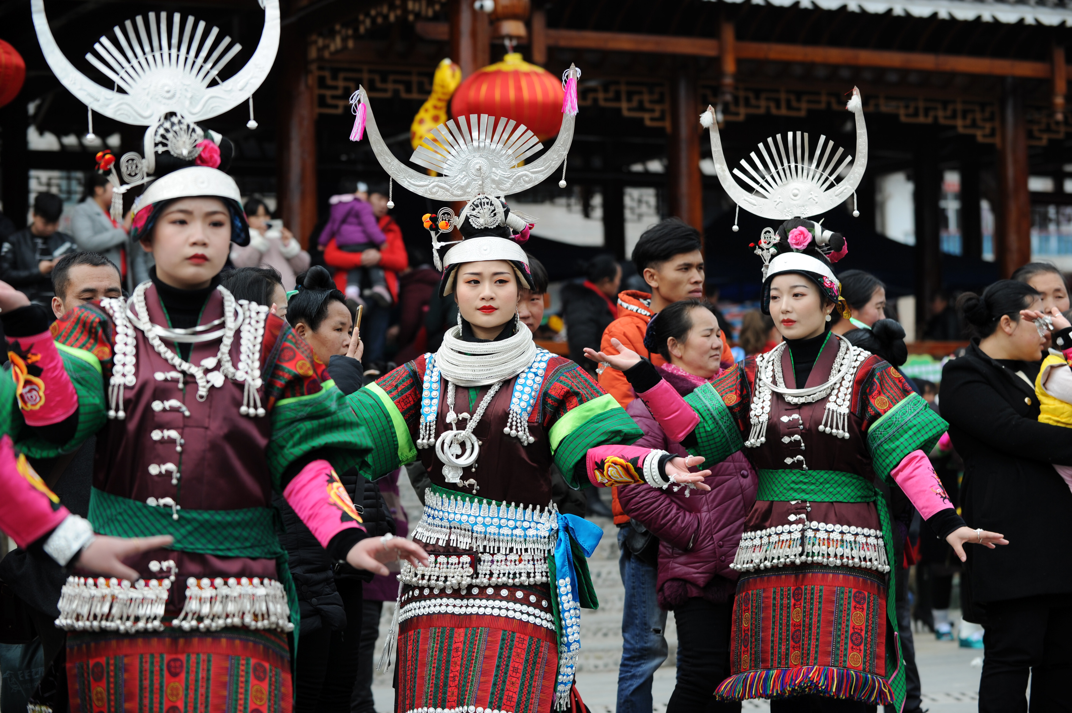 2月24日,在贵州省凯里市舟溪镇,苗族姑娘身着盛装跳芦笙舞