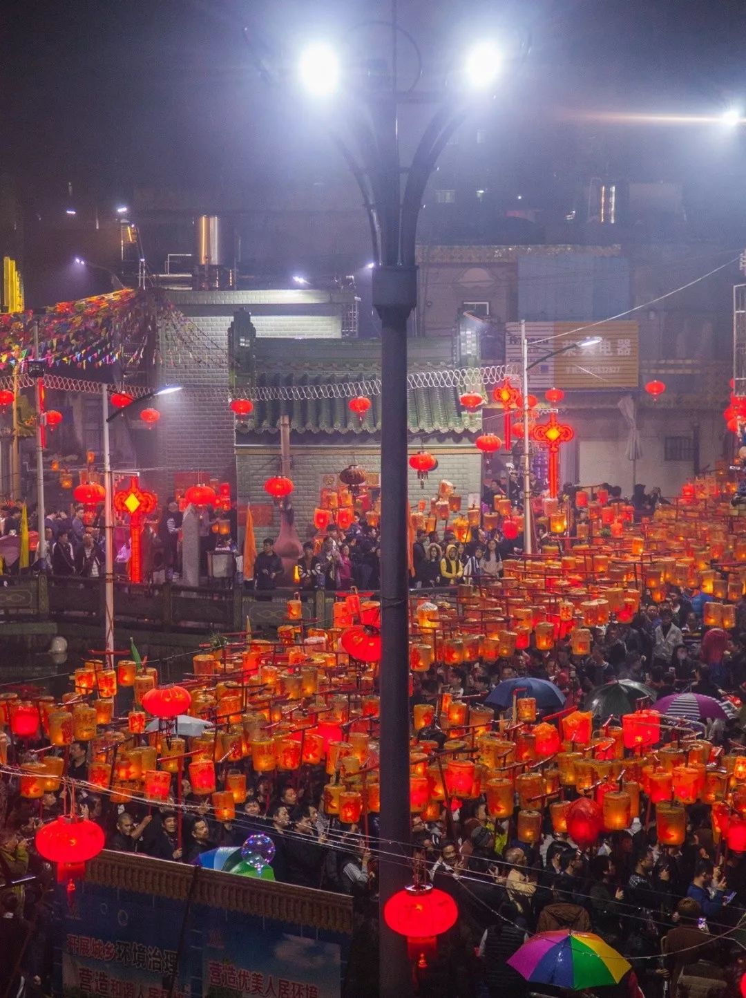 乡民们在营老爷过程中,边游边高声吼叫老爷保贺,在寨子里每个宗祠