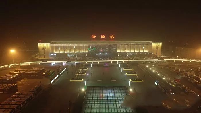 火车站广场灯光则采用简洁庄重静态暖色光,融入菏泽牡丹文化进行表现