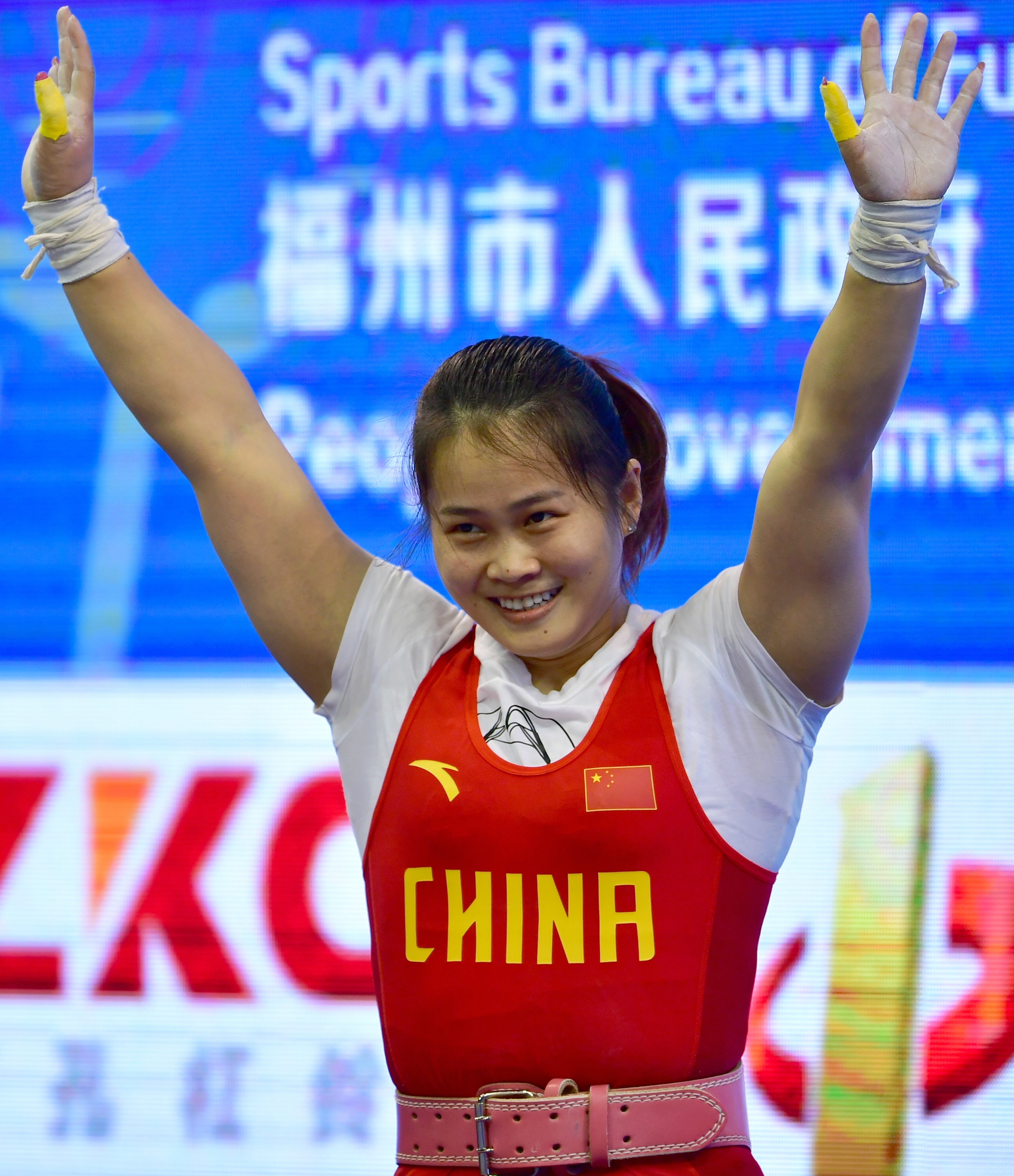 举重丨邓薇包揽女子64公斤级冠军并破三项世界纪录