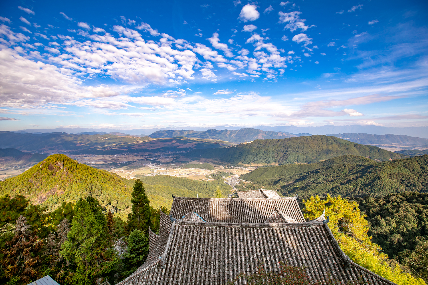 腾冲云峰山:山顶是鬼斧神工的险峻,山脚是晚霞归家的安宁