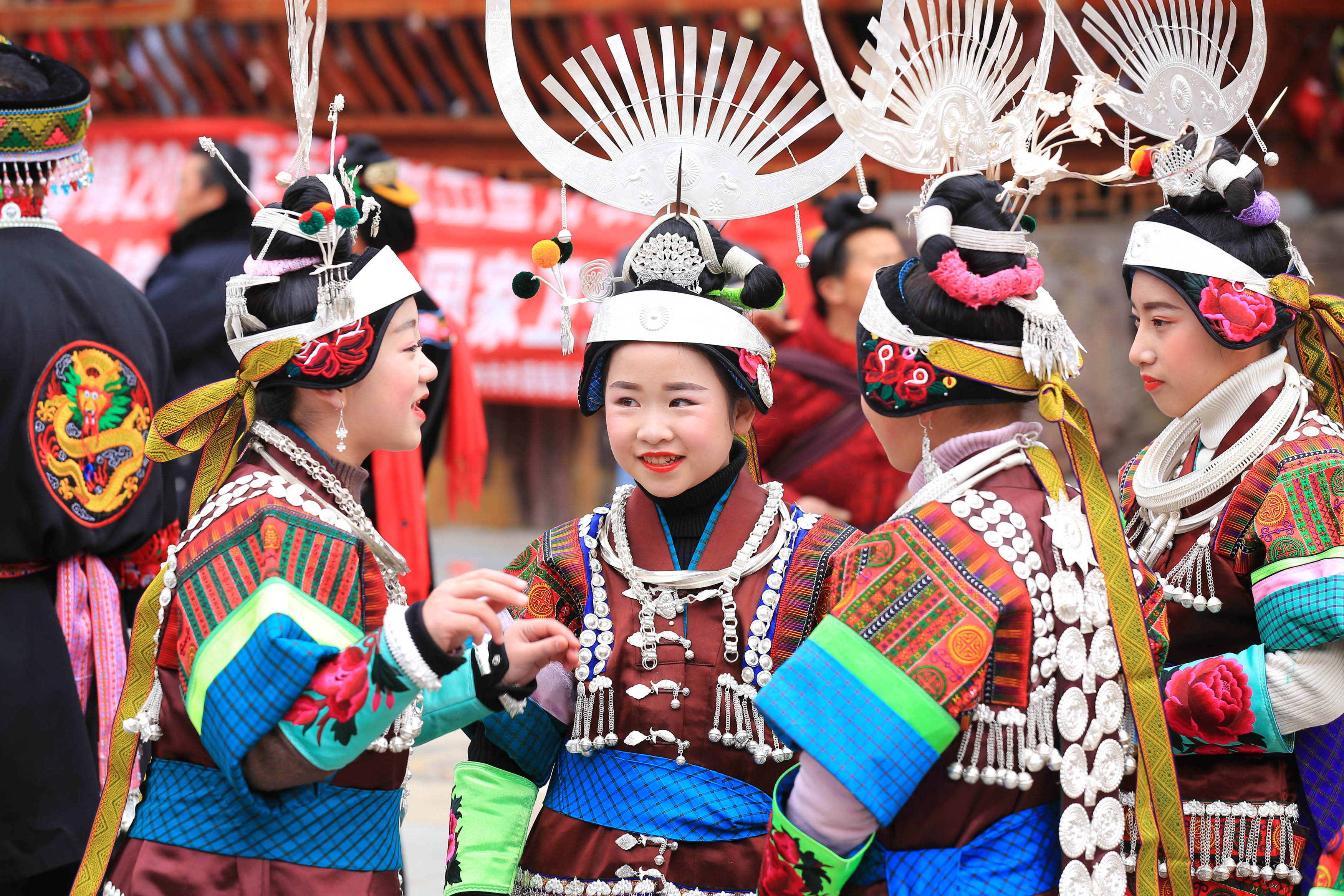 2月24日,在贵州省凯里市舟溪镇,苗族姑娘身着盛装跳芦笙舞