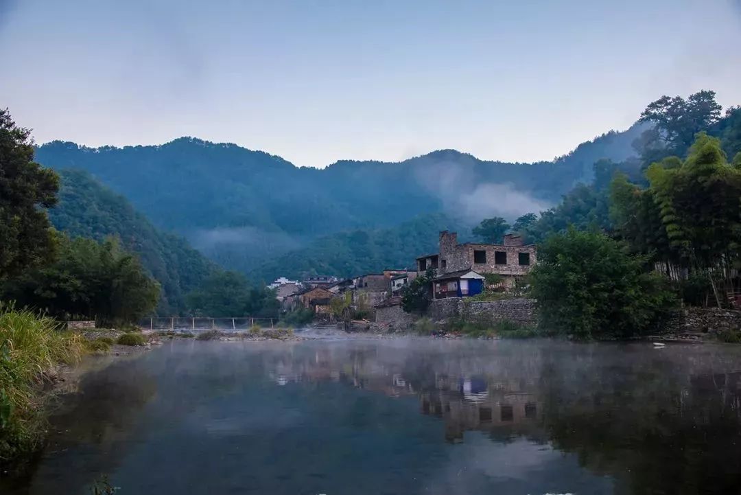 瑶里古镇,古名"窑里,是景德镇陶瓷的发祥地,素有"瓷之源,茶之乡,林之