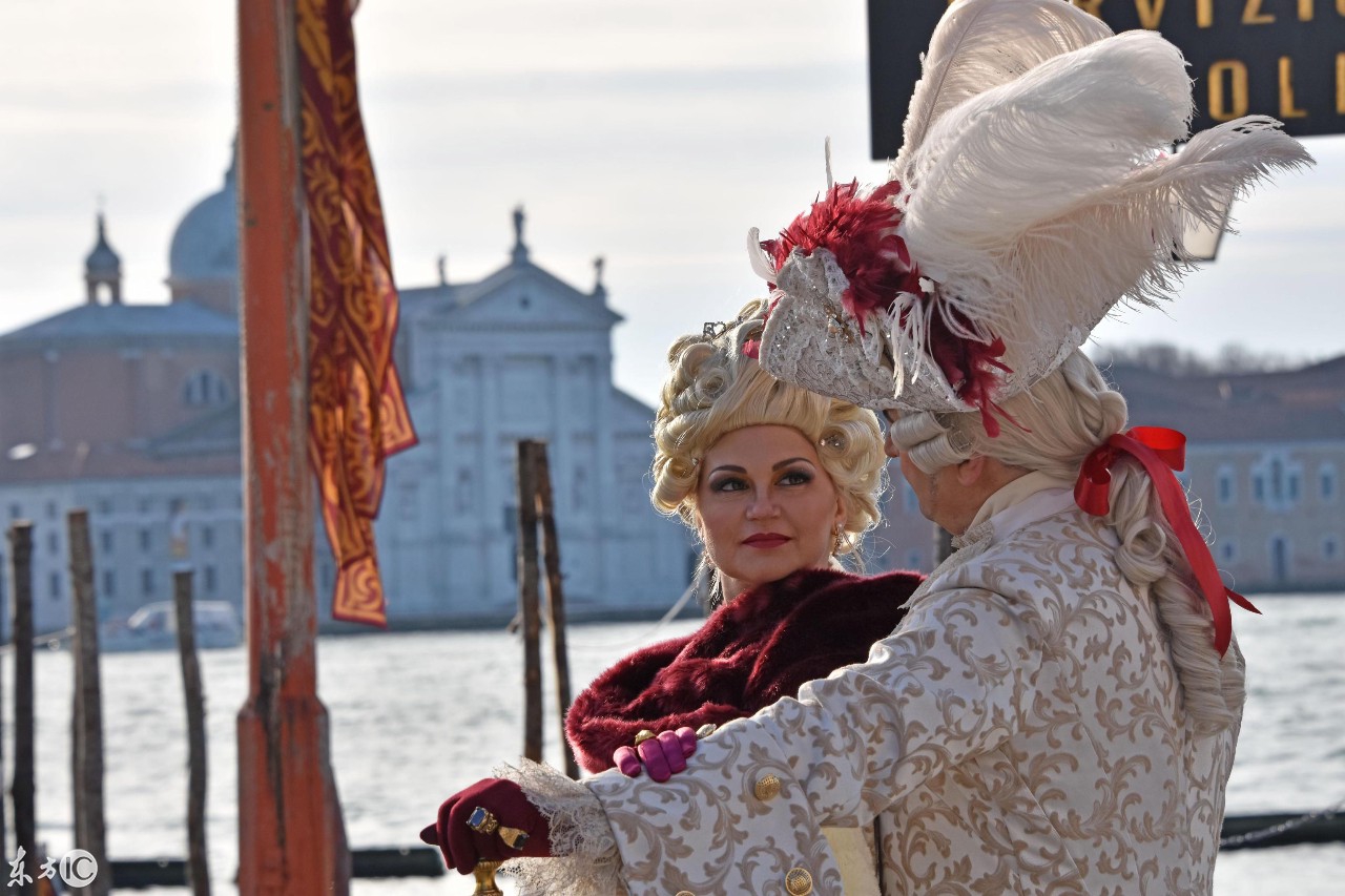 2019年威尼斯狂欢节开幕,游行人群戴面具、穿
