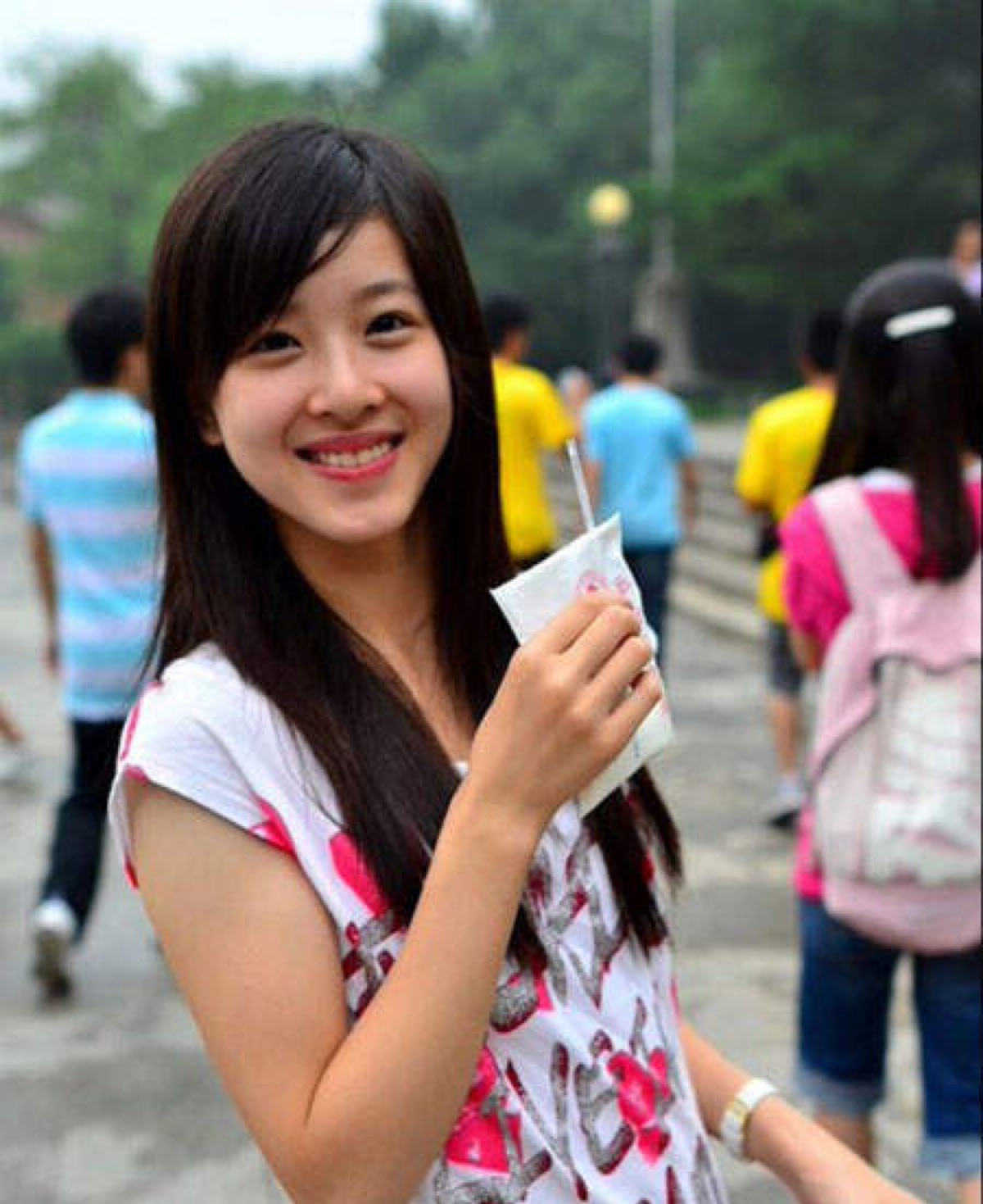 章泽天16岁还在读高中的时候,因为手捧一杯奶茶的照片被发到网络上,也