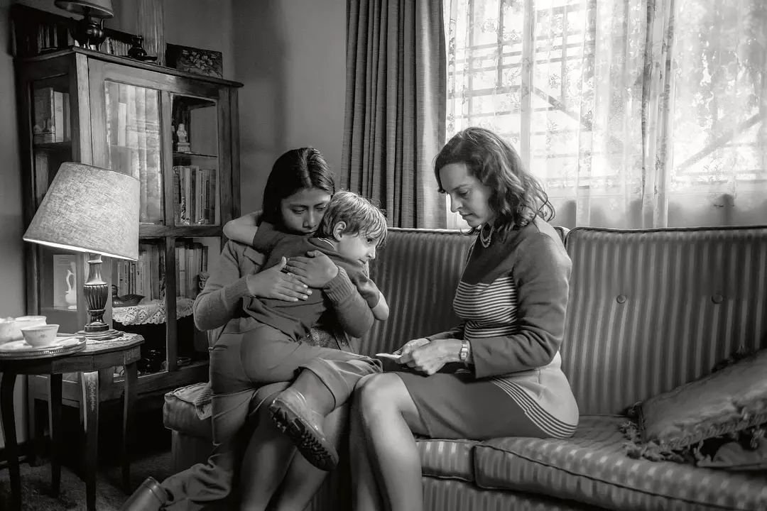 奥斯卡最佳影片《罗马》:面对支离破碎的生活,母亲们保护孩子的方法